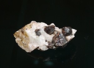 鉄礬柘榴石（福岡県）
